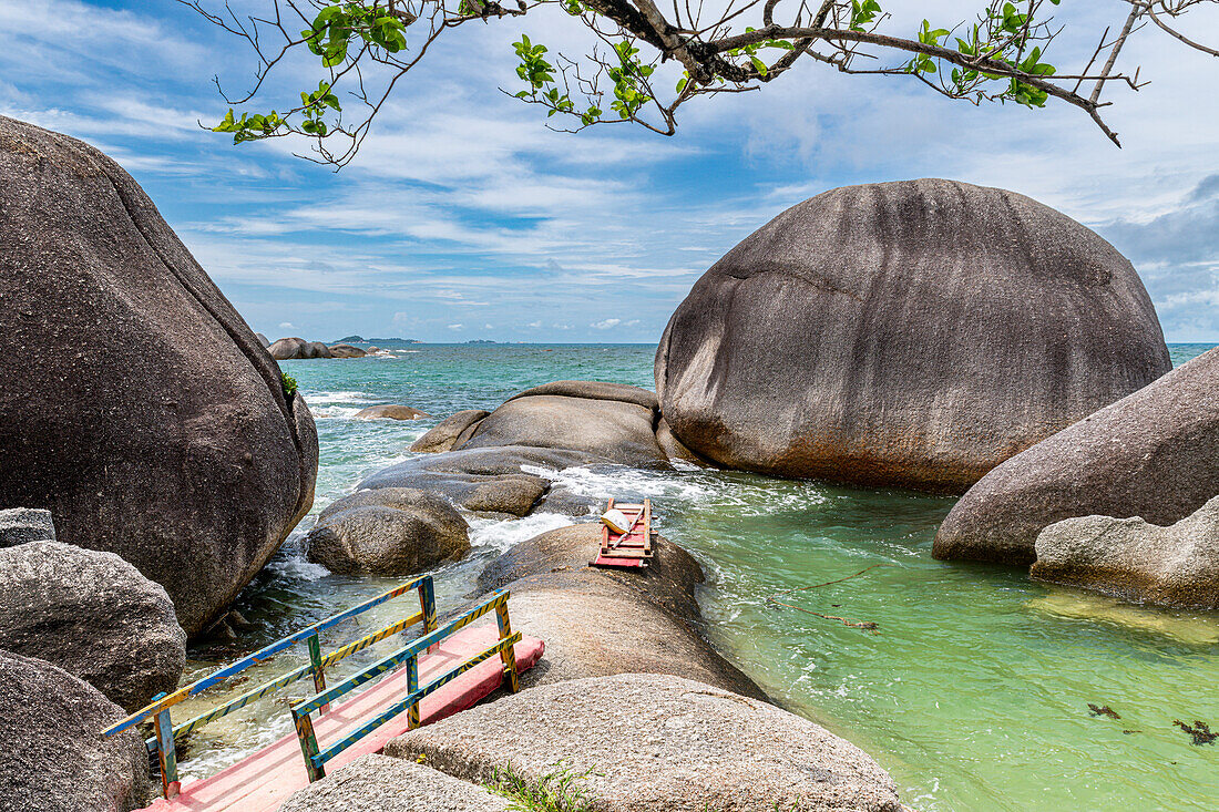 Riesige Granitfelsen am Tanjung Kelayang Strand, Belitung Insel vor der Küste Sumatras, Indonesien, Südostasien, Asien