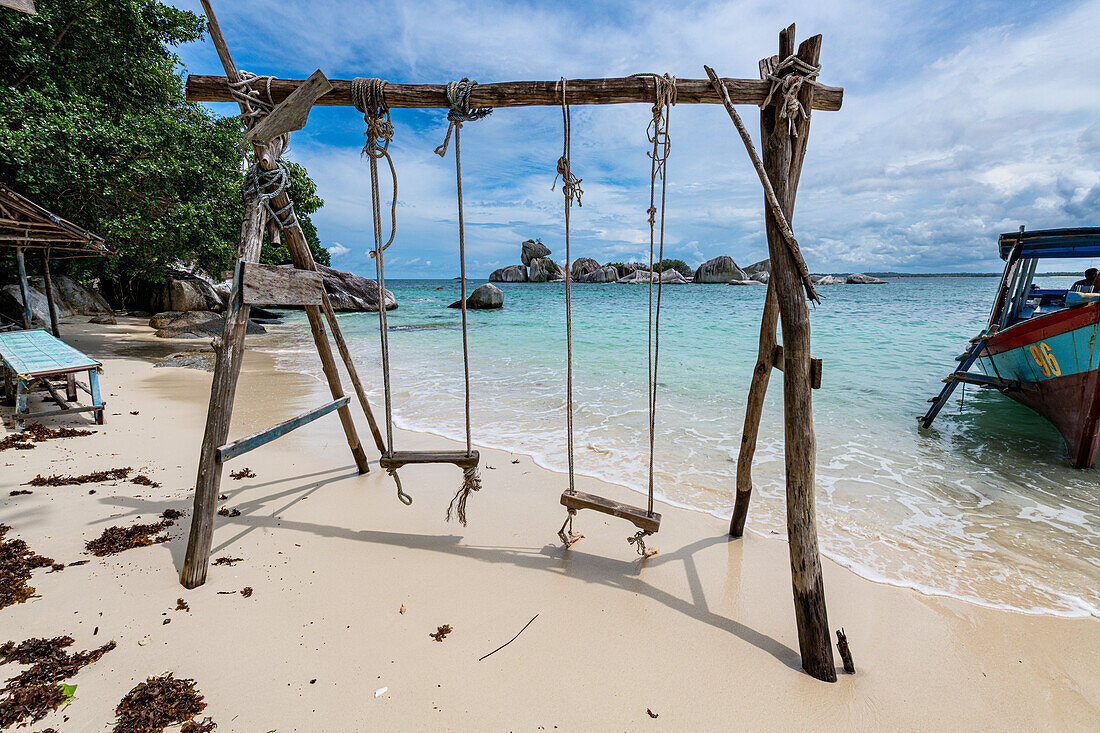 Schaukeln am Strand, Insel Kepayang, Insel Belitung vor der Küste von Sumatra, Indonesien, Südostasien, Asien