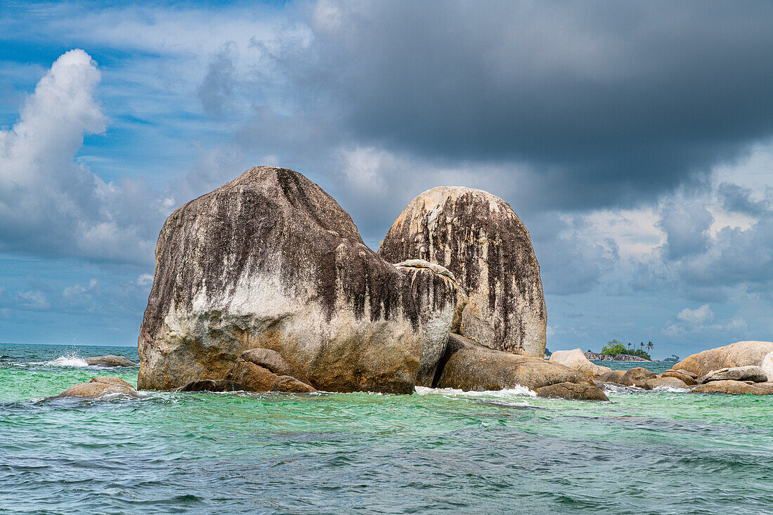 Granitfelsen, die aus dem Meer ragen, Insel Belitung vor der Küste Sumatras, Indonesien, Südostasien, Asien