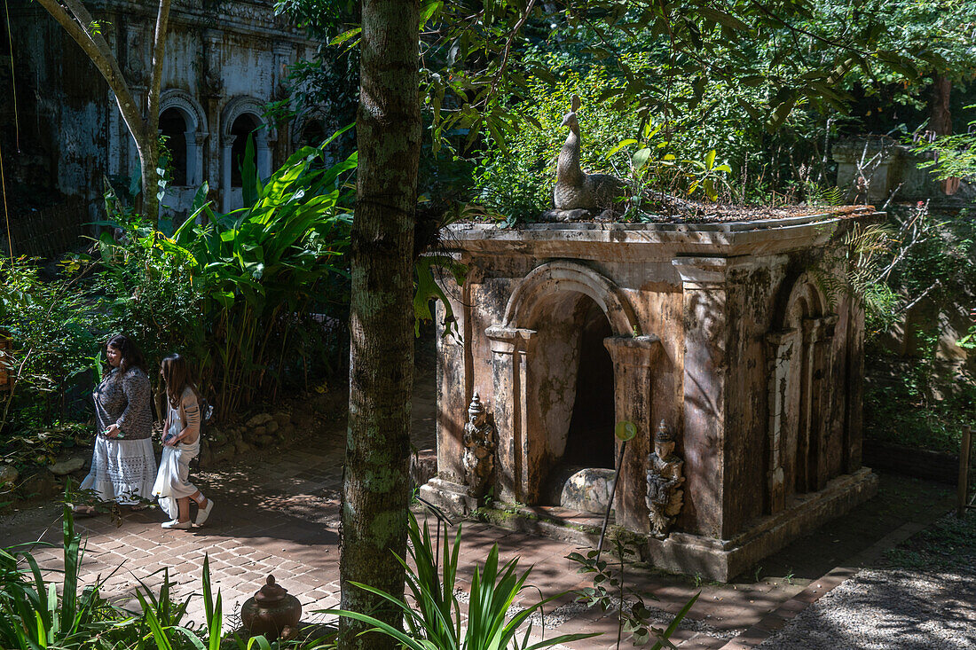 Besucher des buddhistischen Tempels Wat Pha Lat in den Hügeln über Chiang Mai, Thailand, Südostasien, Asien