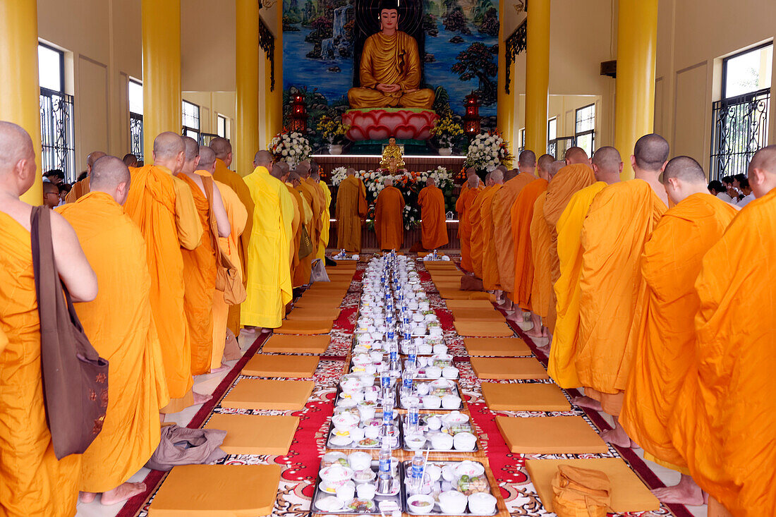 Vegetarisches Essen, Mönche bei buddhistischer Zeremonie in der Haupthalle, Phuoc Hue Buddhistische Pagode, Vietnam, Indochina, Südostasien, Asien