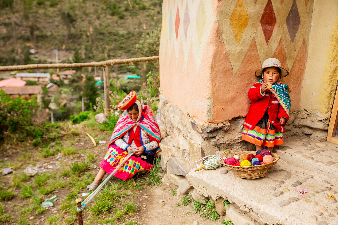 Quechua-Frau und Kind mit Imbiss, Ollantaytambo, Peru, Südamerika