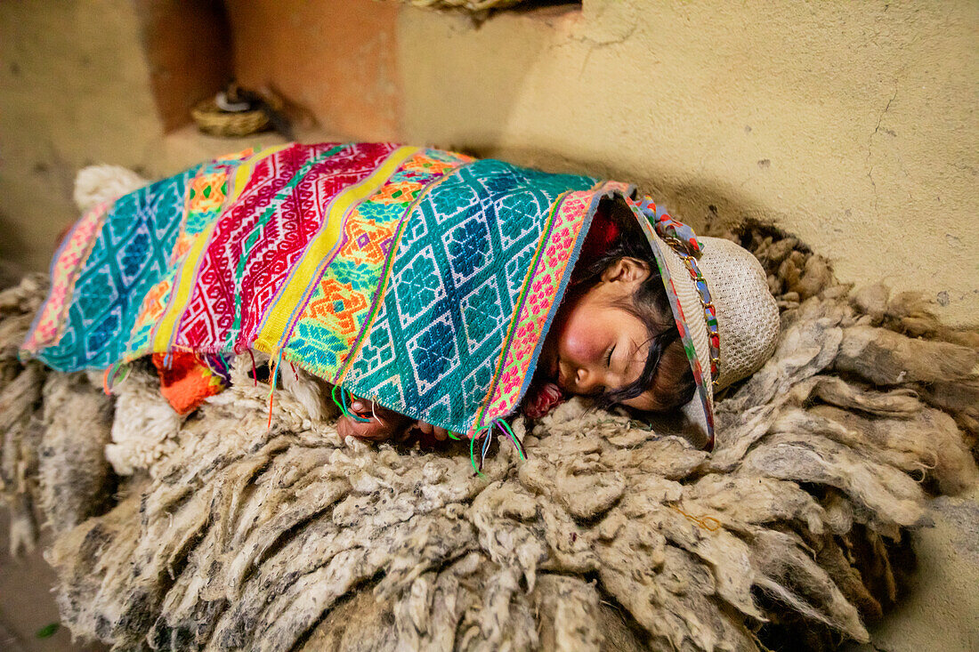 Schlafendes Quechua-Kind, Ollantaytambo, Peru, Südamerika