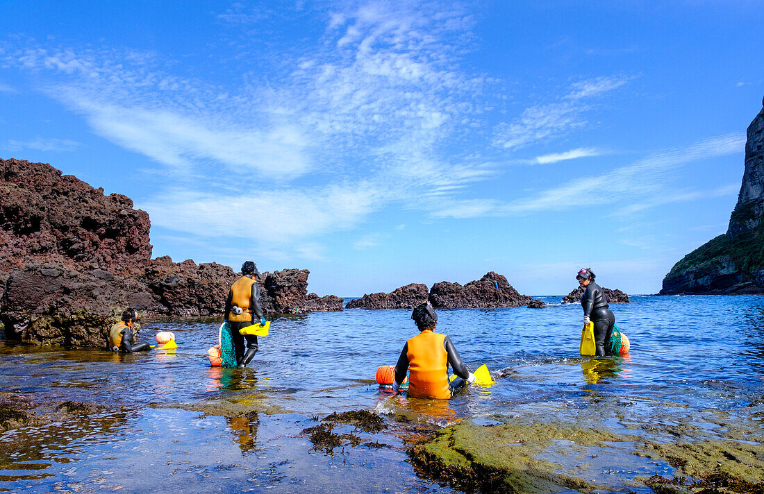 Haenyeo-Frauen, die dafür bekannt sind, dass sie bis in die Achtzigerjahre tauchen und bis zu zwei Minuten lang die Luft anhalten, um Muscheln, Tintenfische, Seetang und andere Meeresfrüchte zu fangen, Jeju, Südkorea, Asien