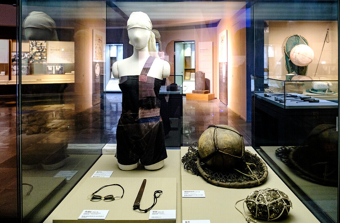 Das Haenyeo-Museum auf Jeju zeigt Kleidung und Gegenstände aus der Zeit, als die Jeju-Frauen erstmals auf das Meer fuhren, um Meeresfrüchte für ihre Familien zu sammeln, Jeju, Südkorea, Asien