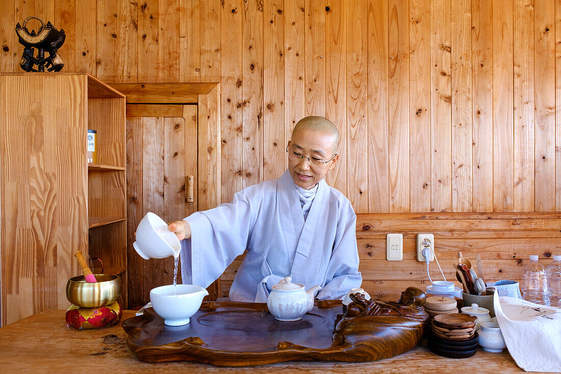 Teezeremonie im buddhistischen Yakcheonsa-Tempel, dem größten Tempel Asiens mit einer Höhe von 30 Metern und einer Fläche von 3305 Quadratmetern, Insel Jeju, Südkorea, Asien