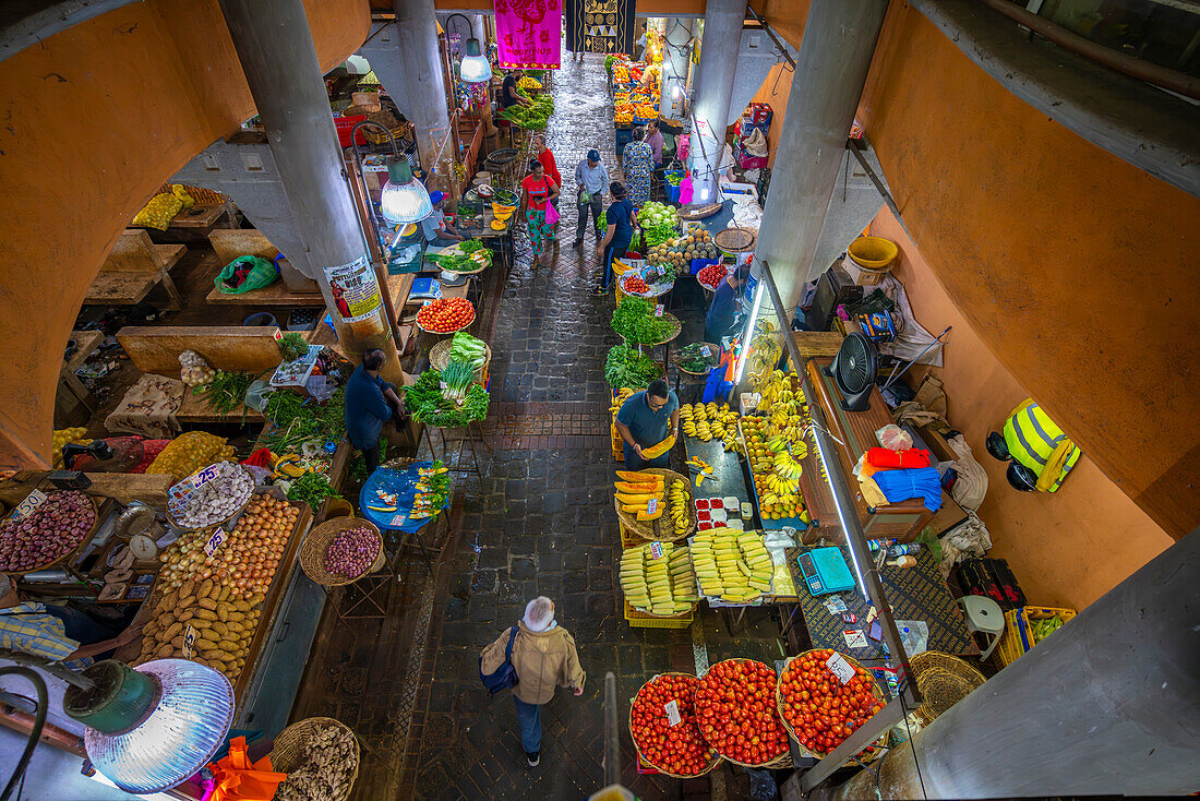 Blick auf Produkte und Marktstände auf dem Zentralmarkt in Port Louis, Port Louis, Mauritius, Indischer Ozean, Afrika