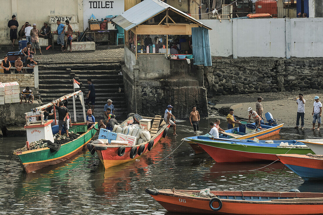 Bunte Holzfähren am Hafen der Provinzhauptstadt im hohen Norden Sulawesis, Manado, Nordsulawesi, Indonesien, Südostasien, Asien