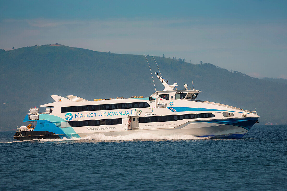 Die 38 Meter lange Aluminium-Schnellfähre Majestic Kawanua II fährt von der Hauptstadt zur weit entfernten nördlichen Insel Siau, Manado, Nordsulawesi, Indonesien, Südostasien, Asien