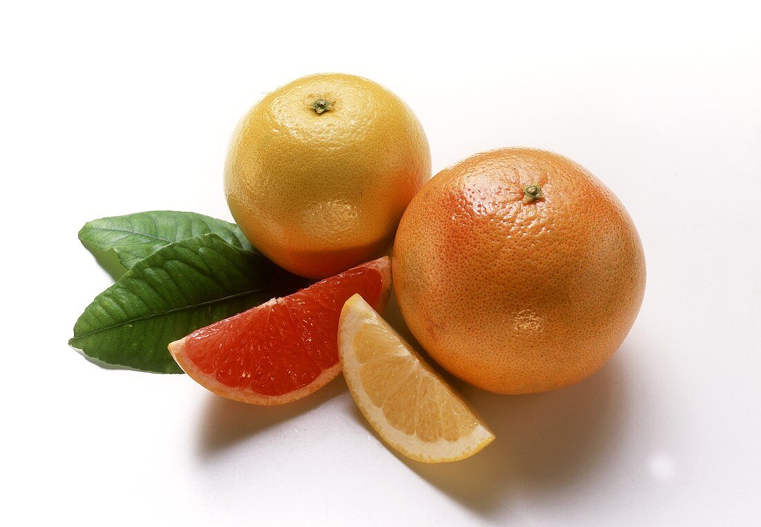 Gelbe Grapefruit und -schnitz; rote Grapefruit und -schnitz