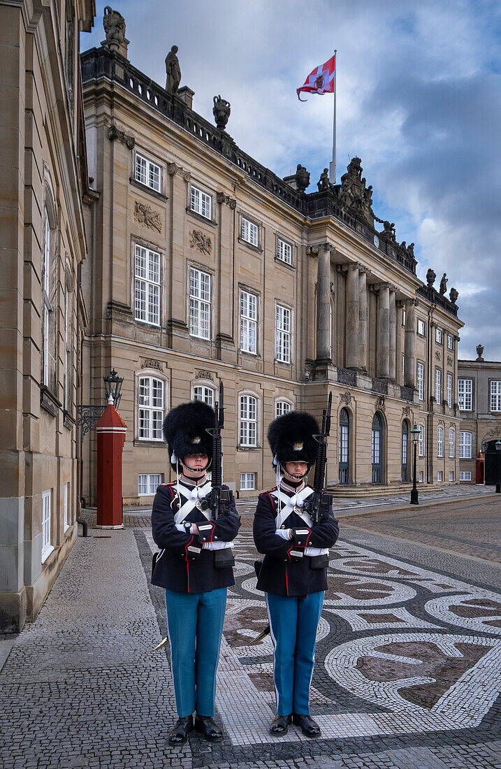 Königliche Wachen im Schloss Amalienborg, Kopenhagen, Dänemark, Europa