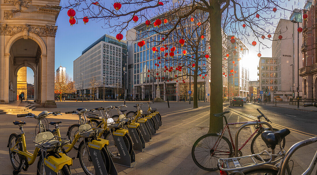 Blick auf einen Fahrradverleih, chinesische Laternen und die Zentralbibliothek am St. Peter's Square, Manchester, Lancashire, England, Vereinigtes Königreich, Europa