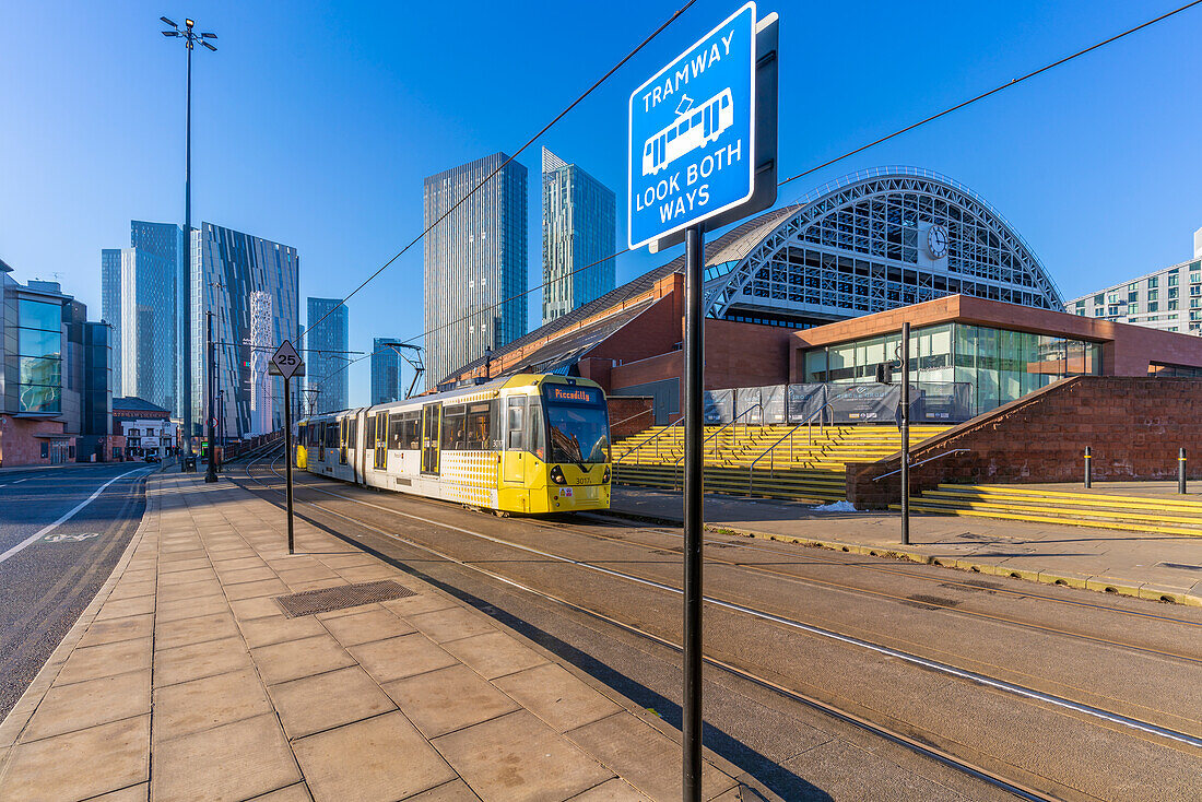 Blick auf Wohngebäude, Straßenbahn und Manchester Central Convention Complex, Manchester, Lancashire, England, Vereinigtes Königreich, Europa