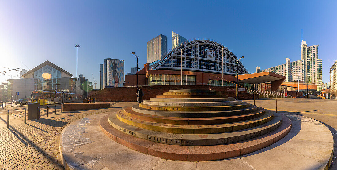 Blick auf den Manchester Central Convention Complex und das Peterloo Massacre Monument, Manchester, Lancashire, England, Vereinigtes Königreich, Europa