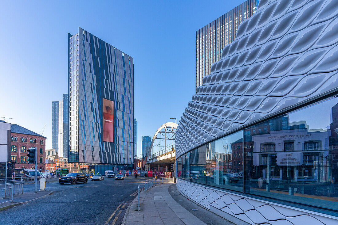 Blick auf Wohnhäuser und Tower Of Light, Manchester, Lancashire, England, Vereinigtes Königreich, Europa