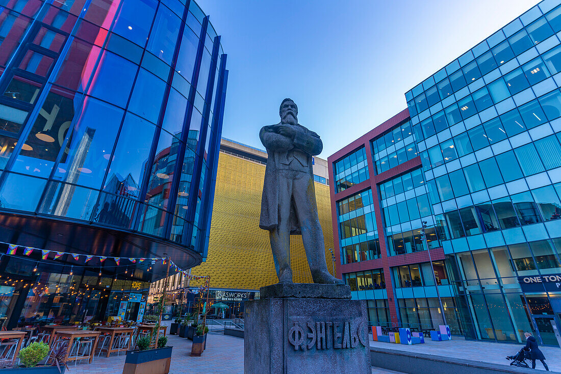 Blick auf die Friedrich-Engels-Statue in Tony Wilson Place, Manchester, Lancashire, England, Vereinigtes Königreich, Europa