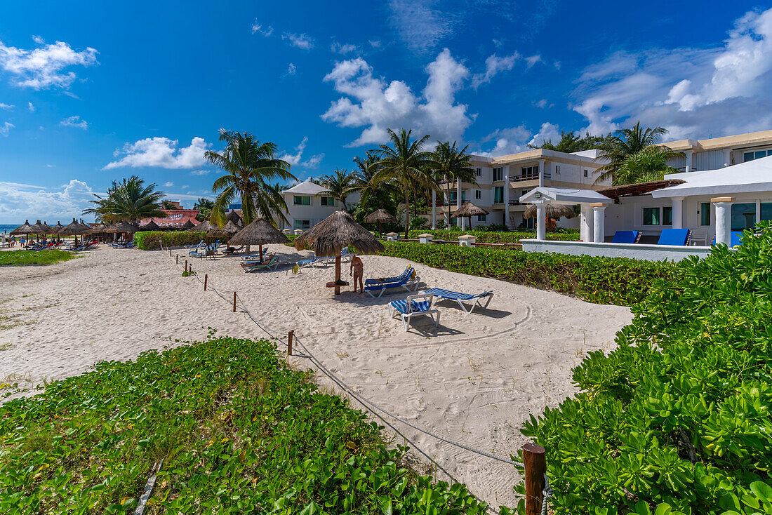 Blick auf Strand und Meer in Puerto Morelos, Karibikküste, Yucatan-Halbinsel, Riviera Maya, Mexiko, Nordamerika