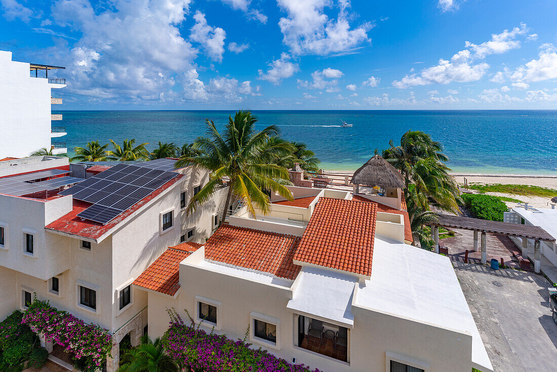 Erhöhter Blick auf Strand und Meer in Puerto Morelos, Karibikküste, Halbinsel Yucatan, Riviera Maya, Mexiko, Nordamerika