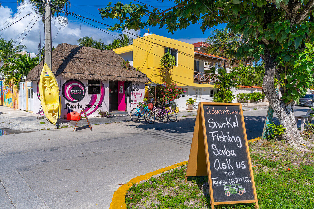 Blick auf einen bunten Laden in Puerto Morelos, Karibikküste, Halbinsel Yucatan, Riviera Maya, Mexiko, Nordamerika