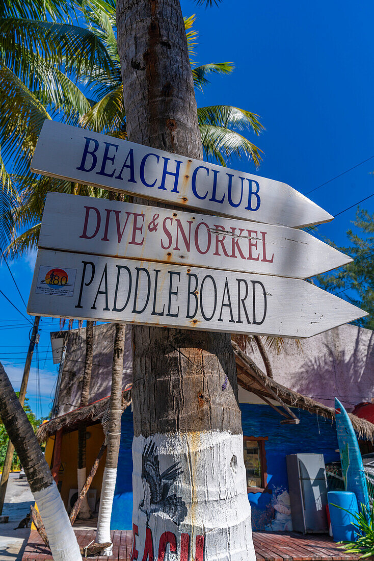 Blick auf das Schild des Beach Clubs in Puerto Morelos, Karibikküste, Halbinsel Yucatan, Riviera Maya, Mexiko, Nordamerika