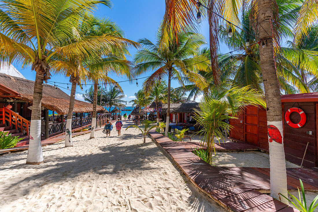 Blick auf Restaurants und Strandbar in Puerto Morelos, Karibikküste, Yucatan-Halbinsel, Riviera Maya, Mexiko, Nordamerika