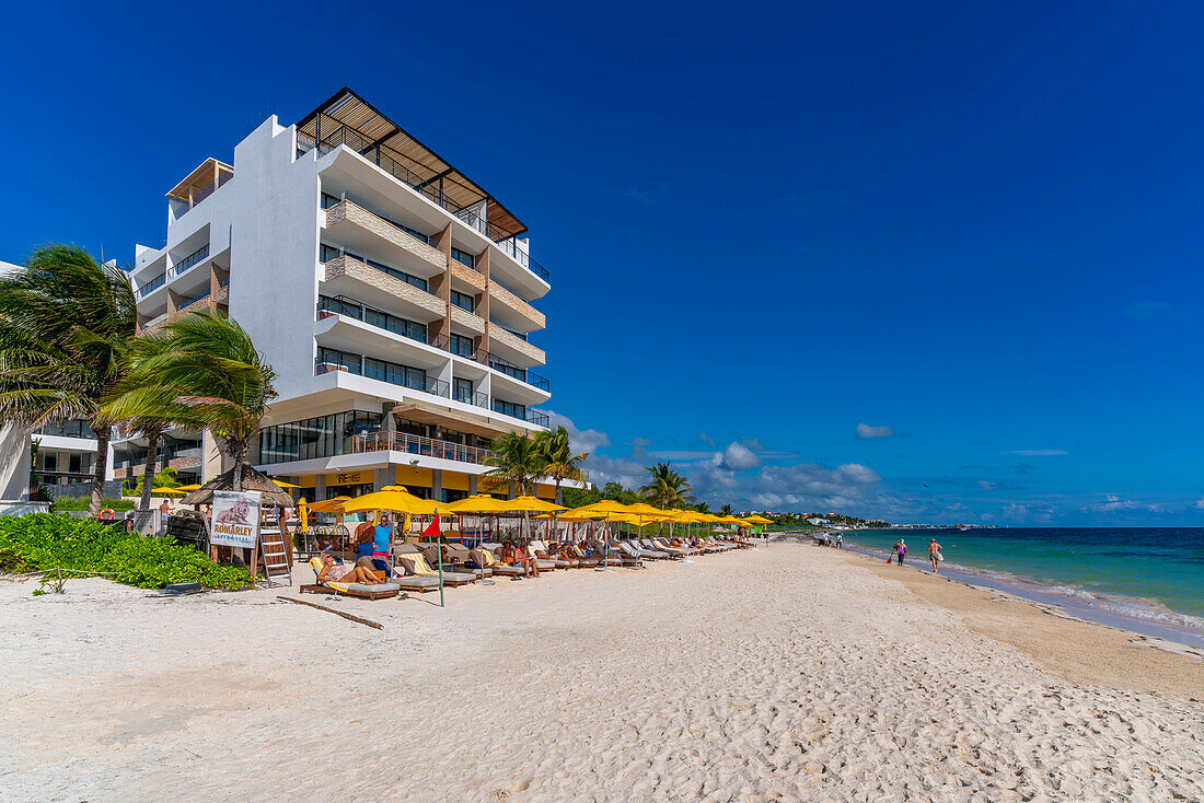 Blick auf ein Hotel am Strand von Puerto Morelos, Karibikküste, Halbinsel Yucatan, Riviera Maya, Mexiko, Nordamerika