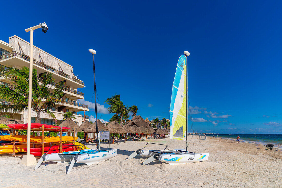 Blick auf Wassersport am Strand von Puerto Morelos, Karibikküste, Yucatan-Halbinsel, Riviera Maya, Mexiko, Nordamerika