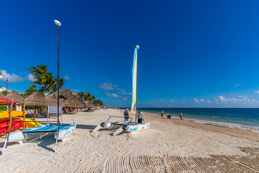 Blick auf Wassersport am Strand von Puerto Morelos, Karibikküste, Yucatan-Halbinsel, Riviera Maya, Mexiko, Nordamerika