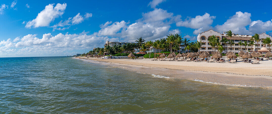 Blick auf den Strand von Puerto Morelos, Karibikküste, Halbinsel Yucatan, Riviera Maya, Mexiko, Nordamerika