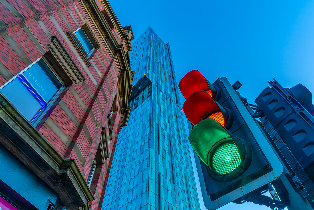 Blick auf Ampelanlage und Beetham Tower, Manchester, Lancashire, England, Vereinigtes Königreich, Europa