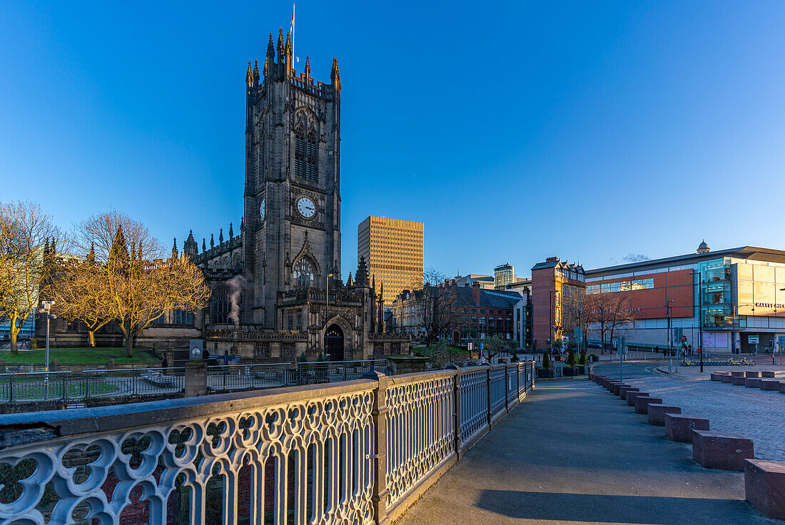 Blick auf die Kathedrale von Manchester, Manchester, Lancashire, England, Vereinigtes Königreich, Europa