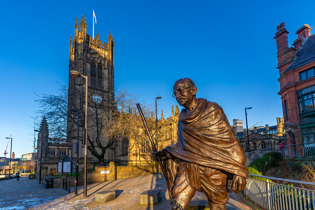 Blick auf Mahatma Gandhi Statue und Manchester Cathedral, Manchester, Lancashire, England, Vereinigtes Königreich, Europa