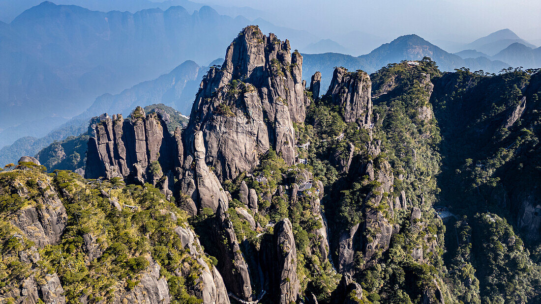 Luftaufnahme des taoistischen Bergs Sanqing, UNESCO-Weltkulturerbe, Jiangxi, China, Asien