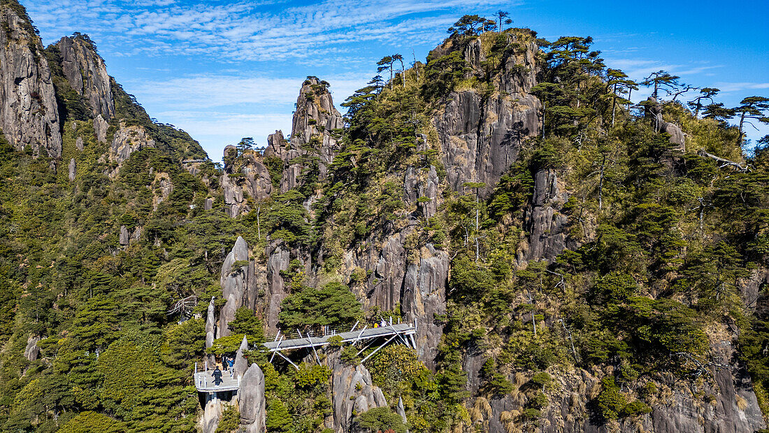 Luftaufnahme des taoistischen Bergs Sanqing, UNESCO-Weltkulturerbe, Jiangxi, China, Asien