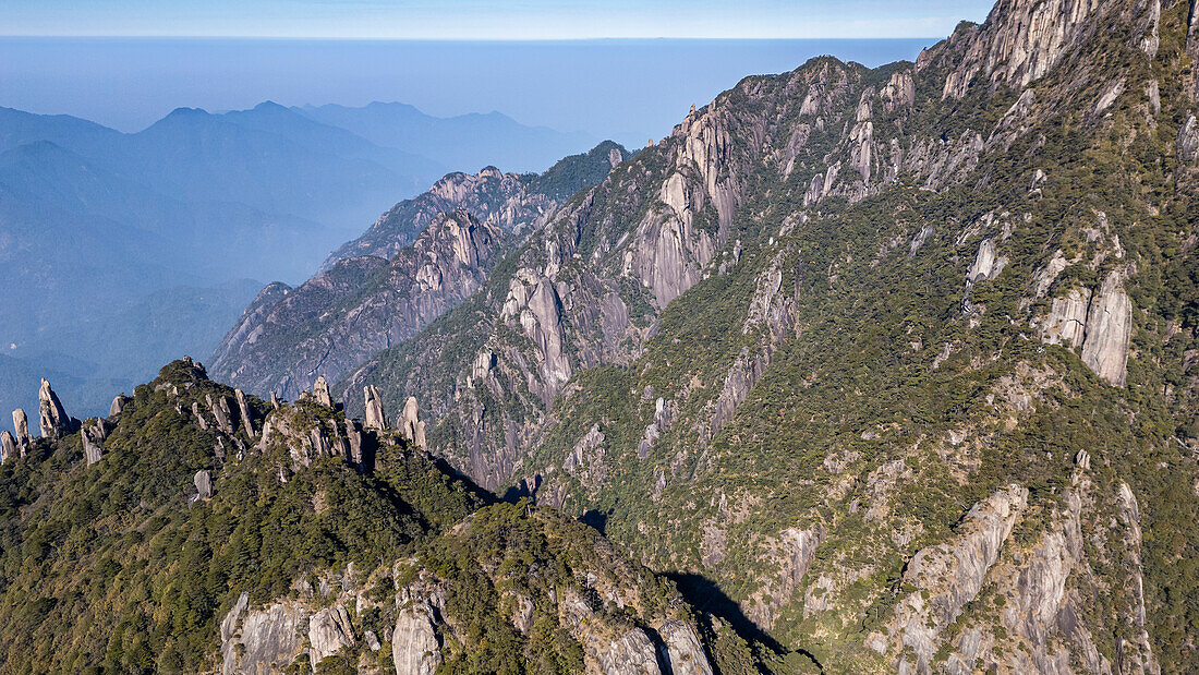 Luftaufnahme des taoistischen Bergs Sanqing, UNESCO-Weltkulturerbe, Jiangxi, China, Asien