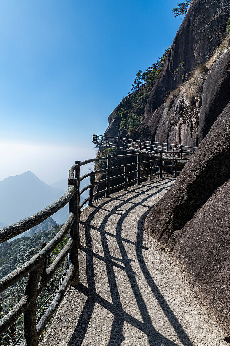 In den Granit gehauener Weg, Der taoistische Sanqing-Berg, UNESCO-Weltkulturerbe, Jiangxi, China, Asien