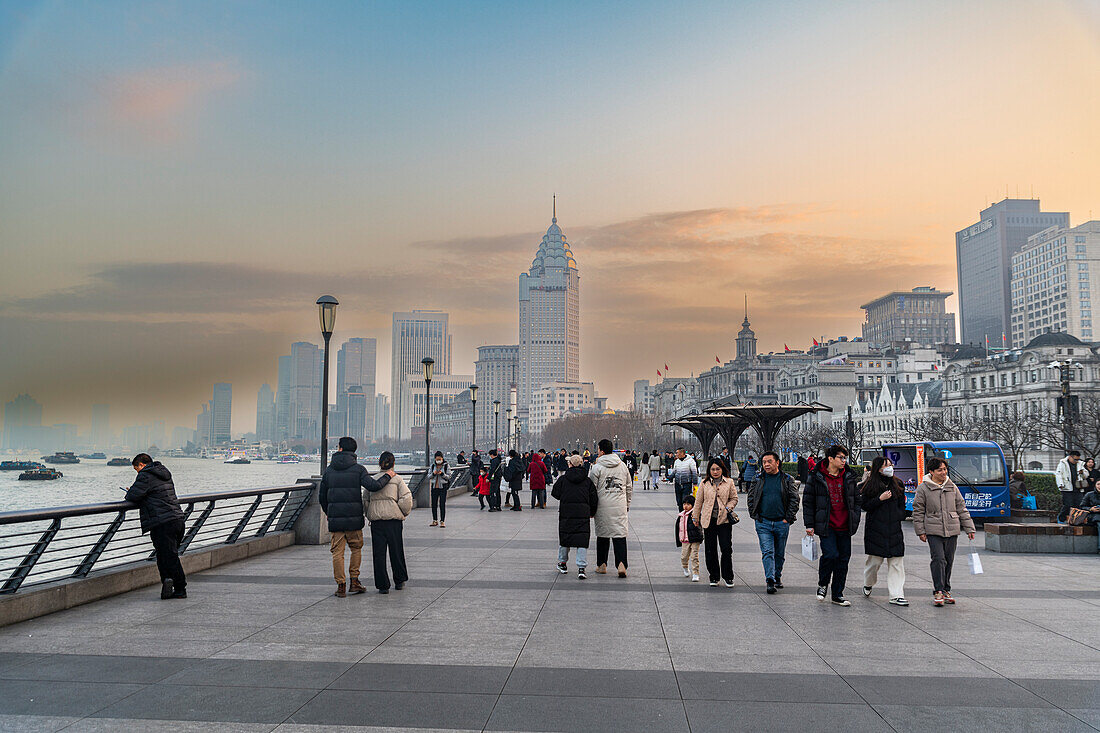 Der Bund, Hafenviertel im Zentrum von Shanghai bei Sonnenuntergang, Shanghai, China, Asien