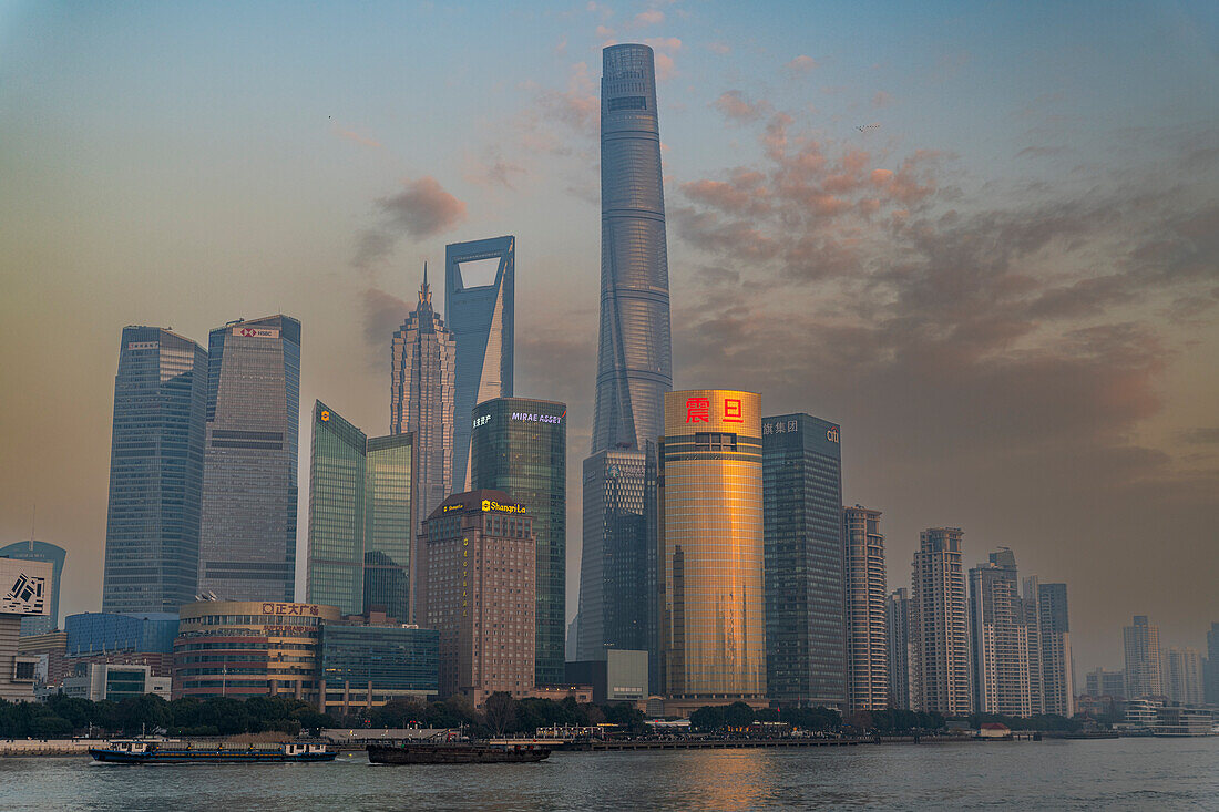 Pudong vom Bund aus gesehen, Hafenviertel, Zentrum von Shanghai bei Sonnenuntergang, Shanghai, China, Asien