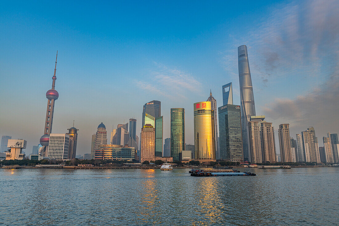 Pudong vom Bund aus gesehen, Hafenviertel, Zentrum von Shanghai bei Sonnenuntergang, Shanghai, China, Asien