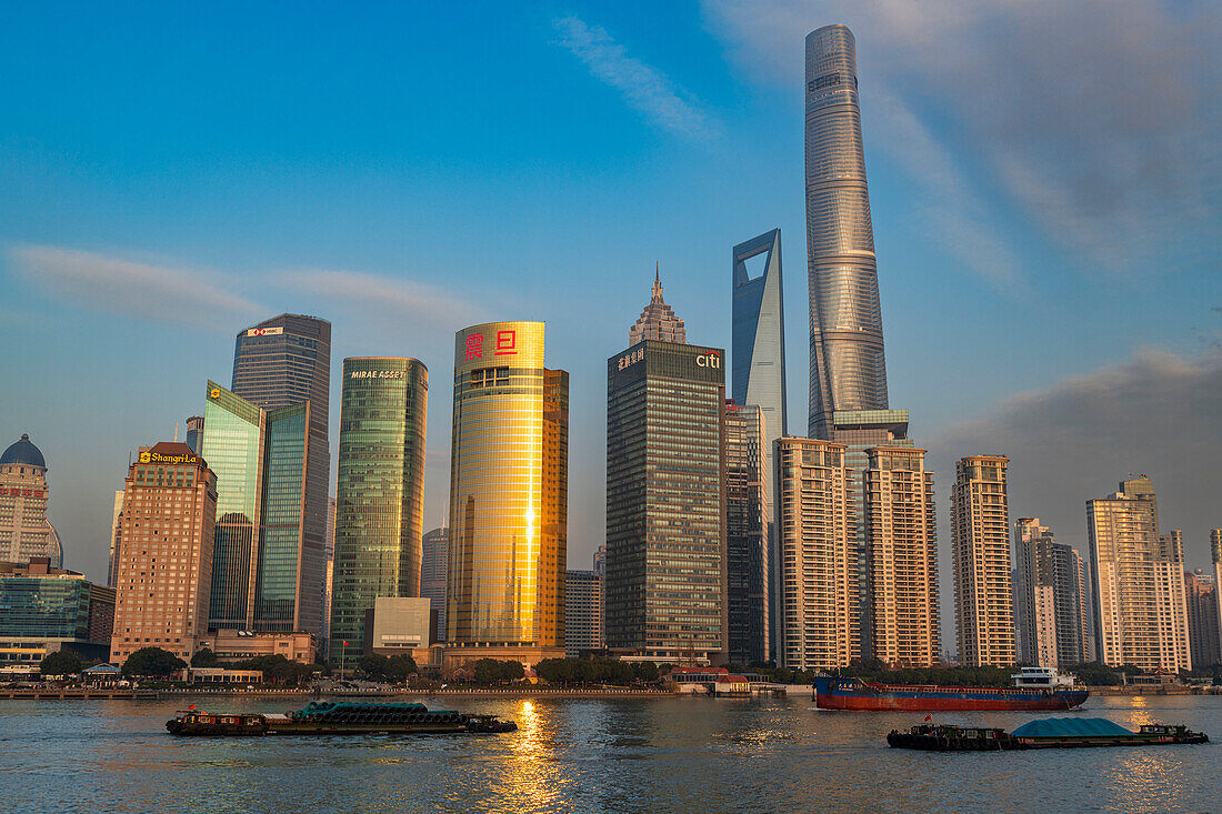 Pudong vom Bund aus gesehen, Hafenviertel, Zentrum von Shanghai bei Sonnenuntergang, Shanghai, China, Asien