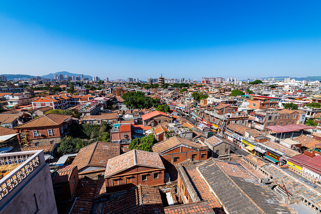 Blick über die Hutongs und Pagoden im Kaiyuan-Tempel, UNESCO-Weltkulturerbe, Quanzhou, Fujian, China, Asien