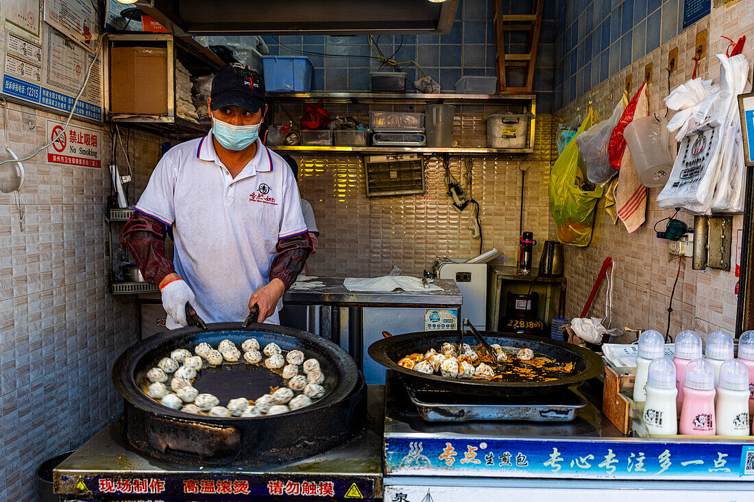 Mann beim Kochen lokaler Fujian-Gerichte, Quanzhou, Fujian, China, Asien