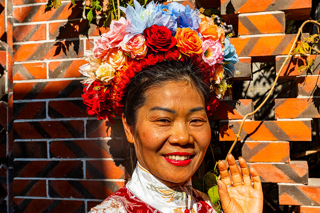 Traditionell gekleidete Frau mit einem Blumenstrauß im Haar, Quanzhou, Fujian, China, Asien