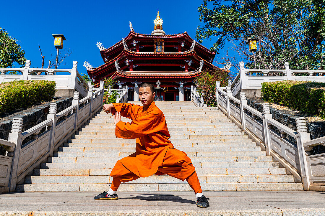 Mönch demonstriert Kung Fu, Shaolin-Tempel, Quanzhou, UNESCO-Weltkulturerbe, Fujian, China, Asien