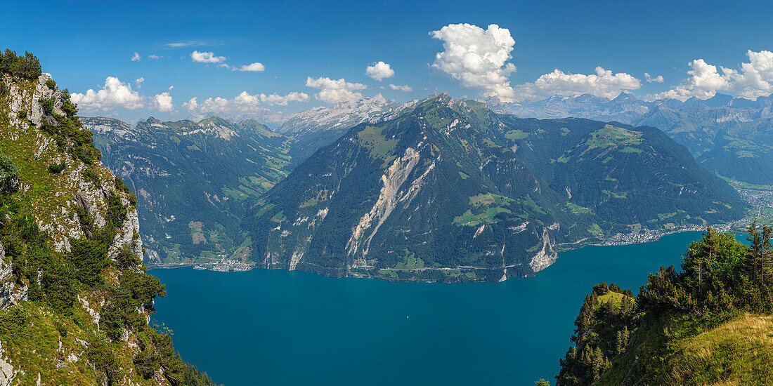 Blick vom Niederbauen, 1923m, auf Sisikon und Bristenstock, Vierwaldstättersee, Kanton Uri, Schweiz, Europa