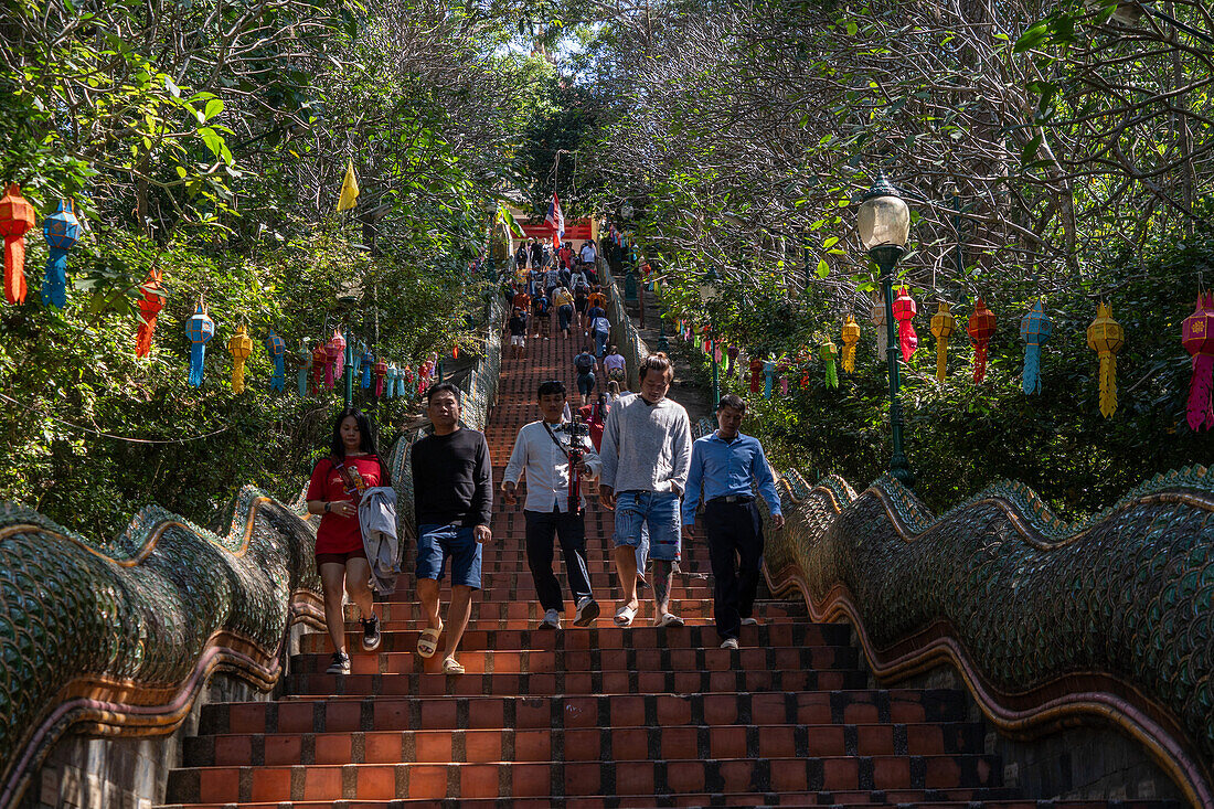 Besucher und Touristen auf den Stufen des Wat Suthep (Wat Phra That Doi Suthep), historischer buddhistischer Tempel, im Wald oberhalb von Chiang Mai, Thailand, Südostasien, Asien