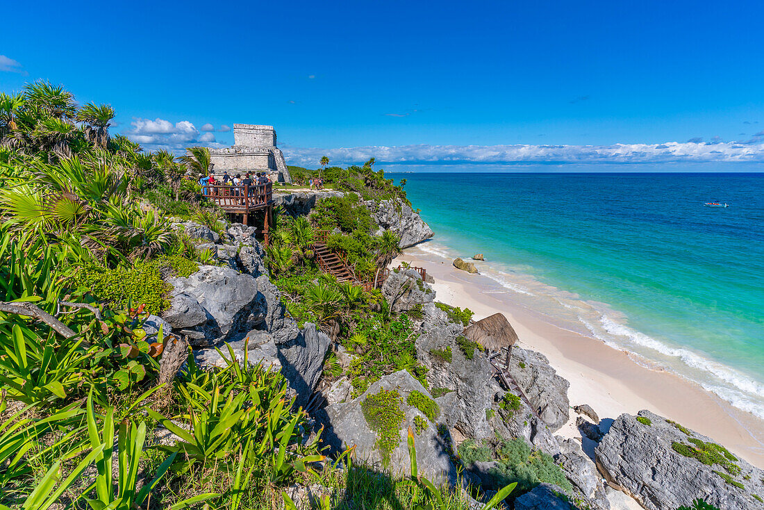 Blick auf Maya-Tempelruinen mit Blick auf das Meer, Tulum, Quintana Roo, Karibikküste, Halbinsel Yucatan, Riviera Maya, Mexiko, Nordamerika