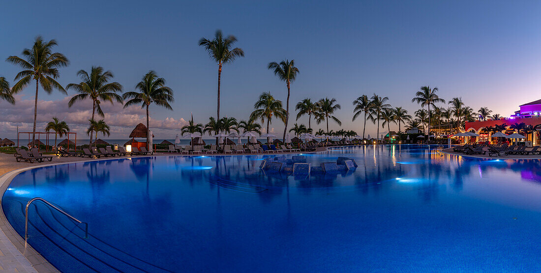 Blick auf Hotelpool und Meer in der Abenddämmerung bei Puerto Morelos, Quintana Roo, Karibikküste, Yucatan-Halbinsel, Riviera Maya, Mexiko, Nordamerika