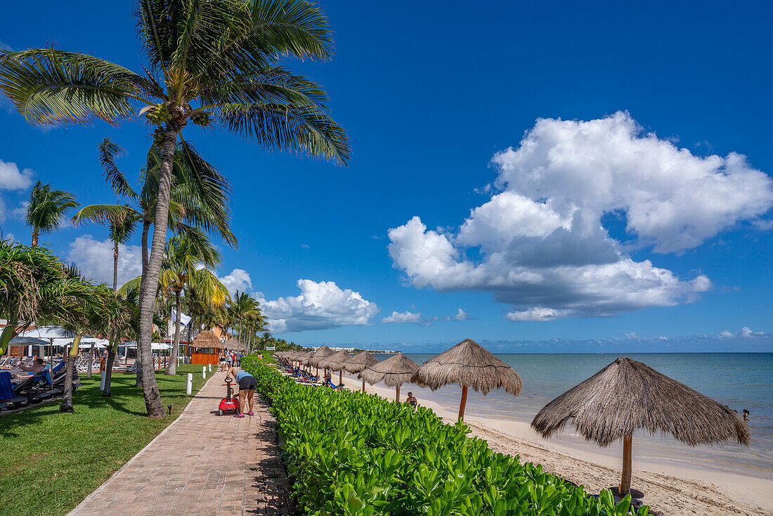 Blick auf Hotel und Meer bei Puerto Morelos, Quintana Roo, Karibikküste, Yucatan-Halbinsel, Riviera Maya, Mexiko, Nordamerika