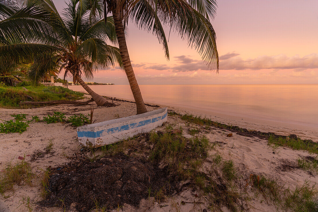 Blick auf ein rustikales Kanuboot am Strand bei Sonnenuntergang in der Nähe von Puerto Morelos, Quintana Roo, Karibikküste, Halbinsel Yucatan, Riviera Maya, Mexiko, Nordamerika